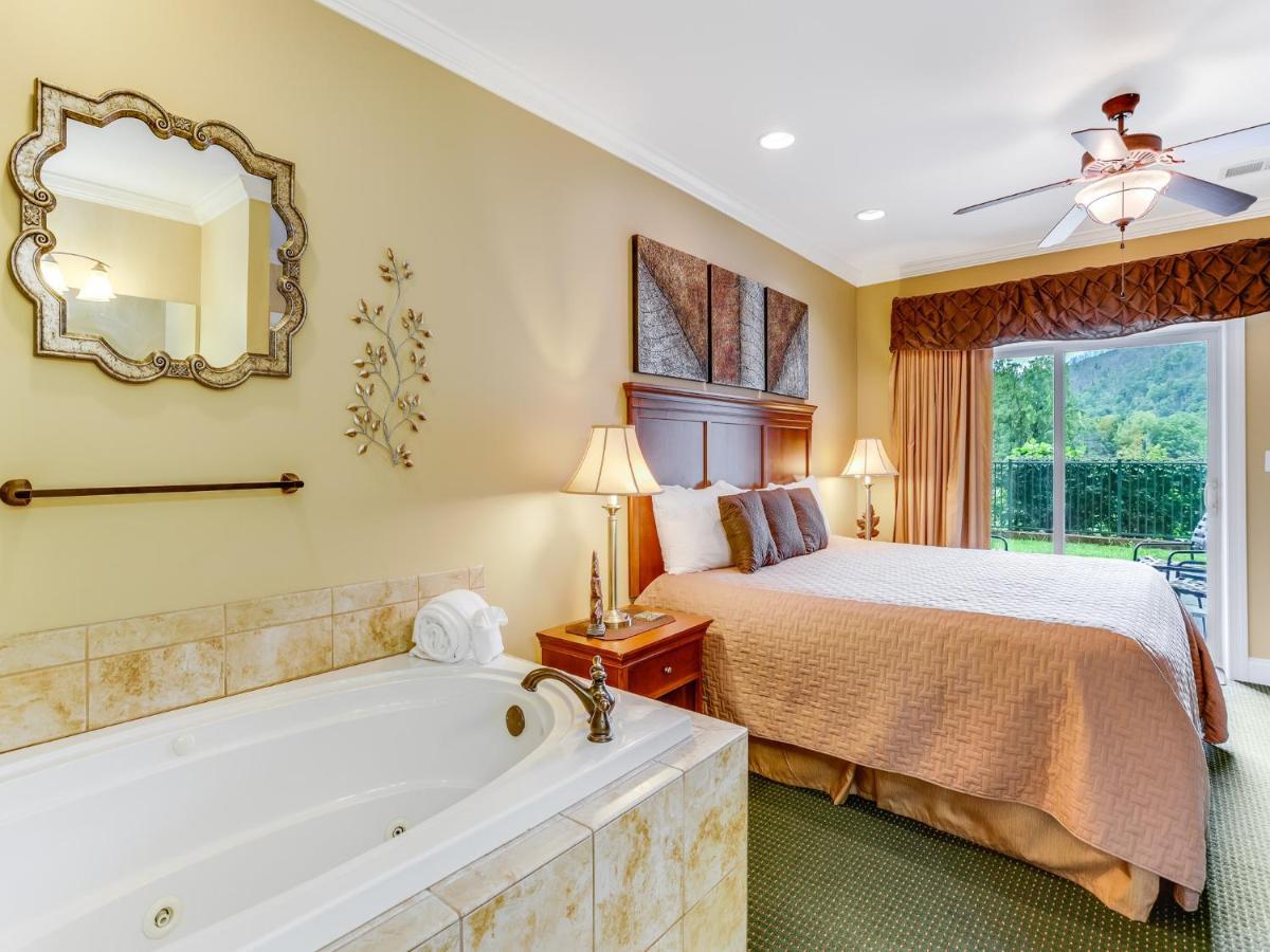 Downtown Delight, 2 Bedrooms, Pool, Hot Tub, Sleeps 6 Gatlinburg Extérieur photo