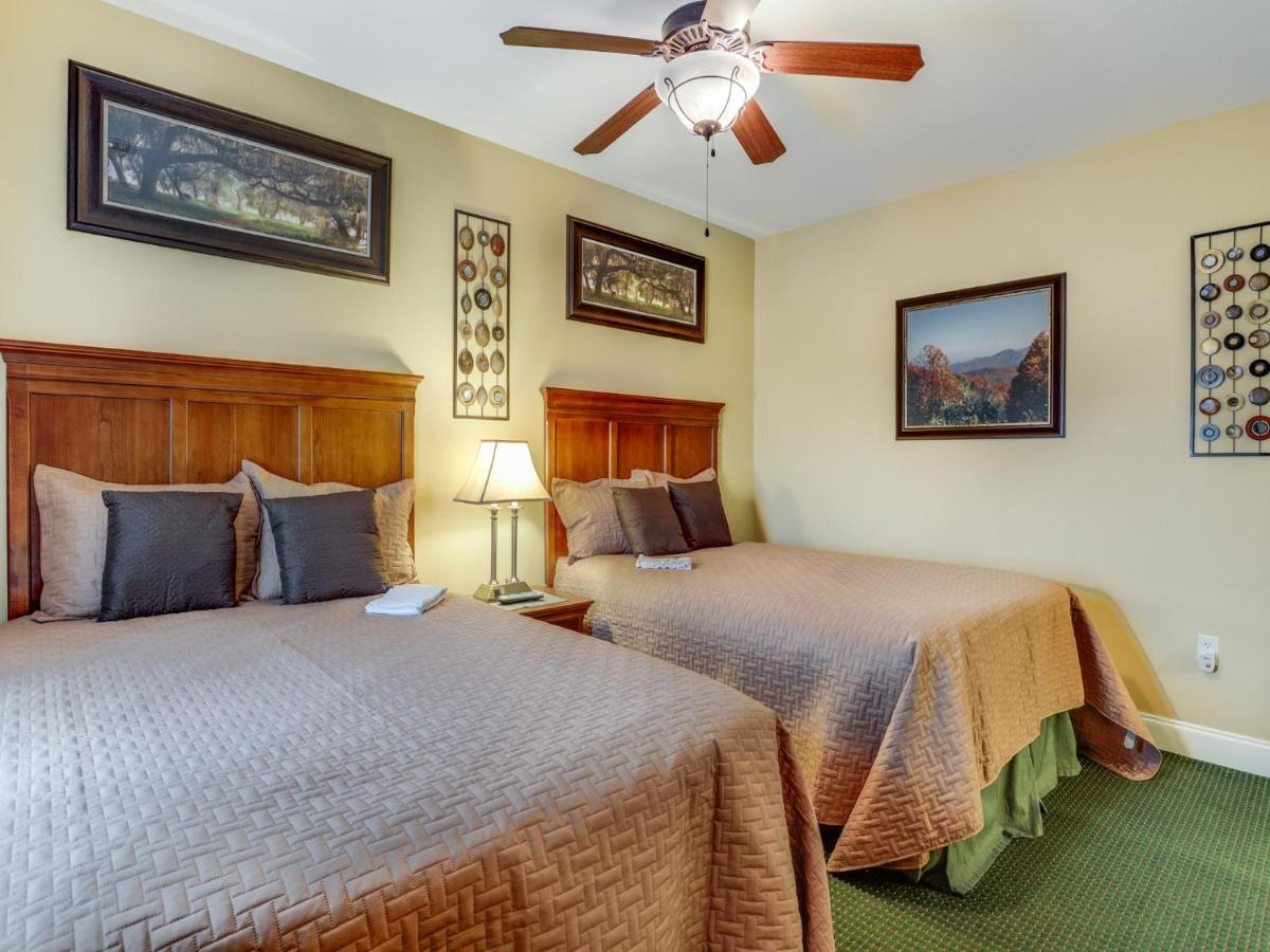 Downtown Delight, 2 Bedrooms, Pool, Hot Tub, Sleeps 6 Gatlinburg Extérieur photo